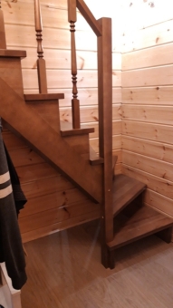 Лестница из сосны в частный дом