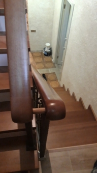 Лестница на металлокаркасе со ступенями из бука